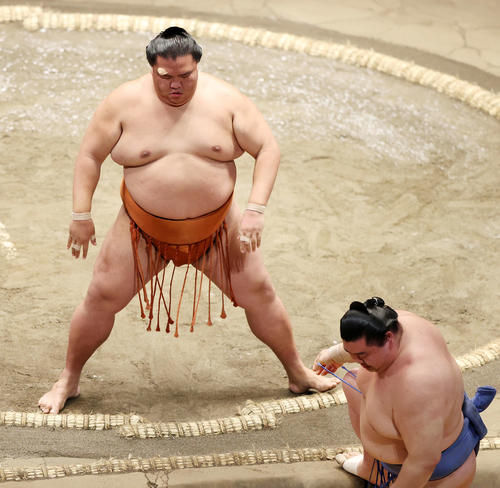 正代(右)を押し出しで破った御嶽海(撮影・鈴木正人)