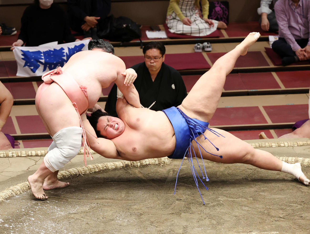 琴勝峰（右）を肩すかしで破る宇良（撮影・鈴木正人）