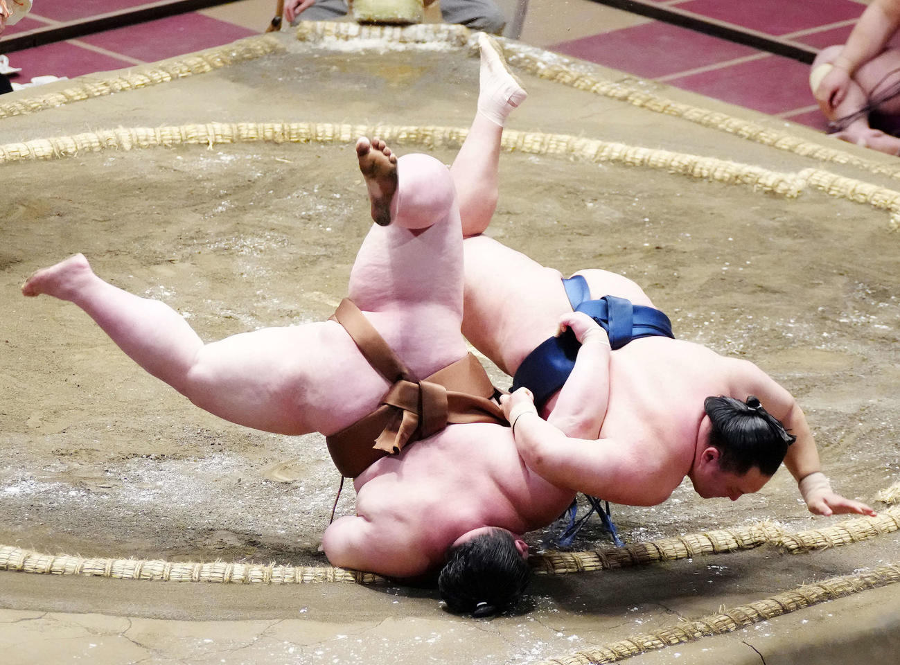 剣翔（左）を上手投げで破る玉鷲（撮影・江口和貴）