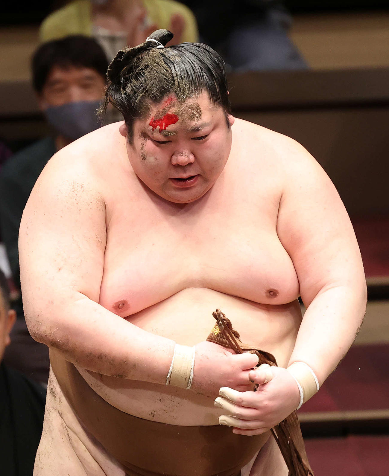 玉鷲との取組で出血する剣翔（撮影・鈴木正人）