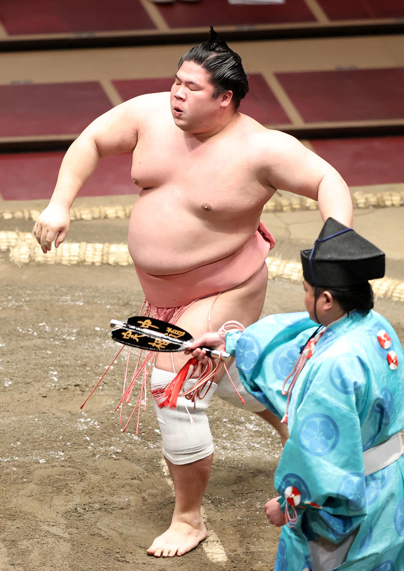 魁聖をすくい投げで破った宇良（撮影・鈴木正人）