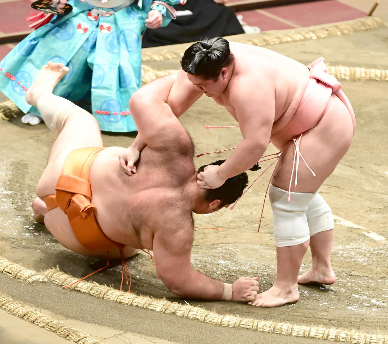 宇良は魁聖（左）をすくい投げで破る（撮影・小沢裕）