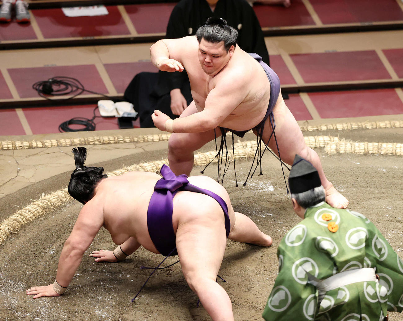 明生（手前）を突き落としで破る阿武咲（撮影・鈴木正人）