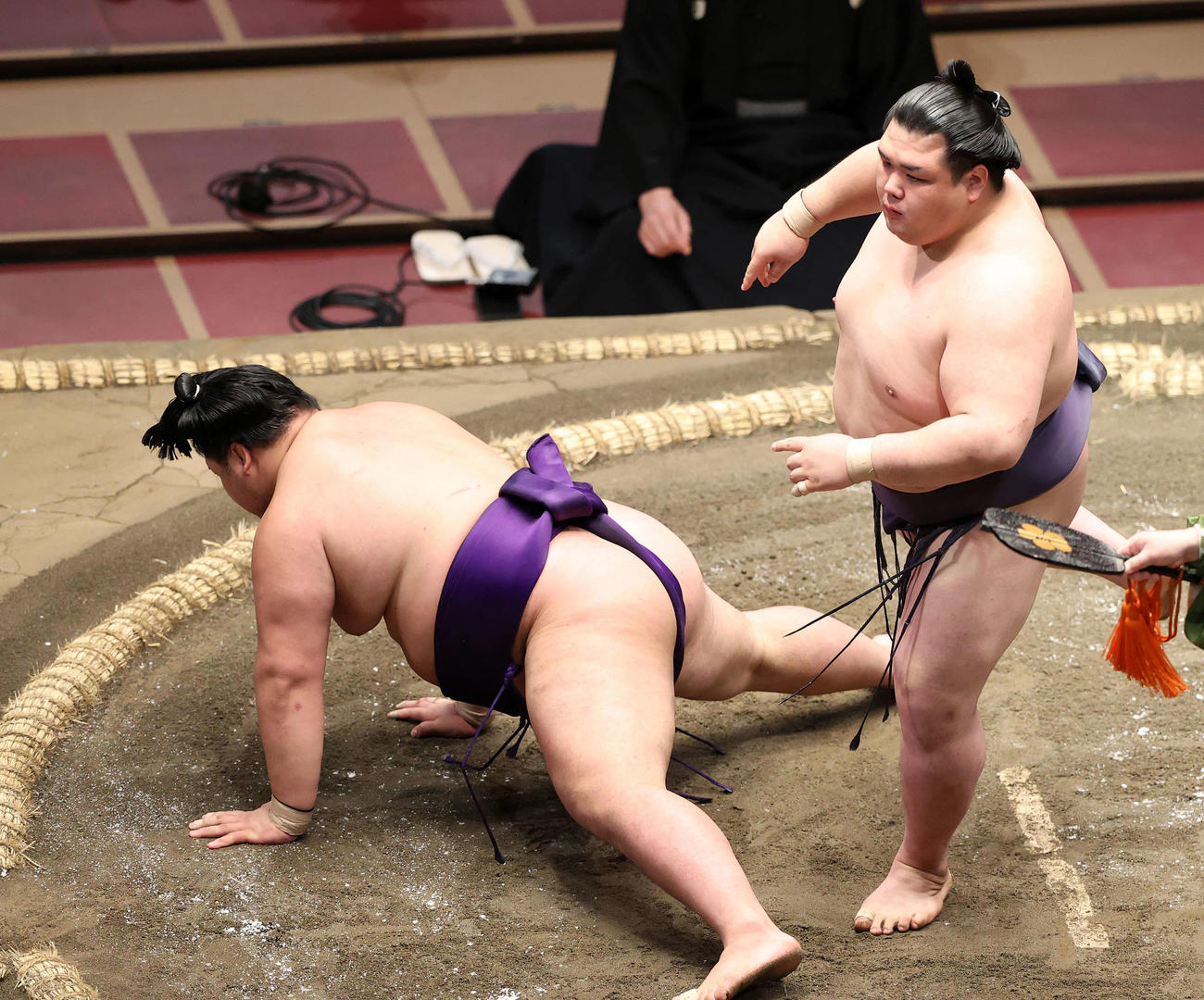 明生（左）を突き落としで破る阿武咲（撮影・鈴木正人）