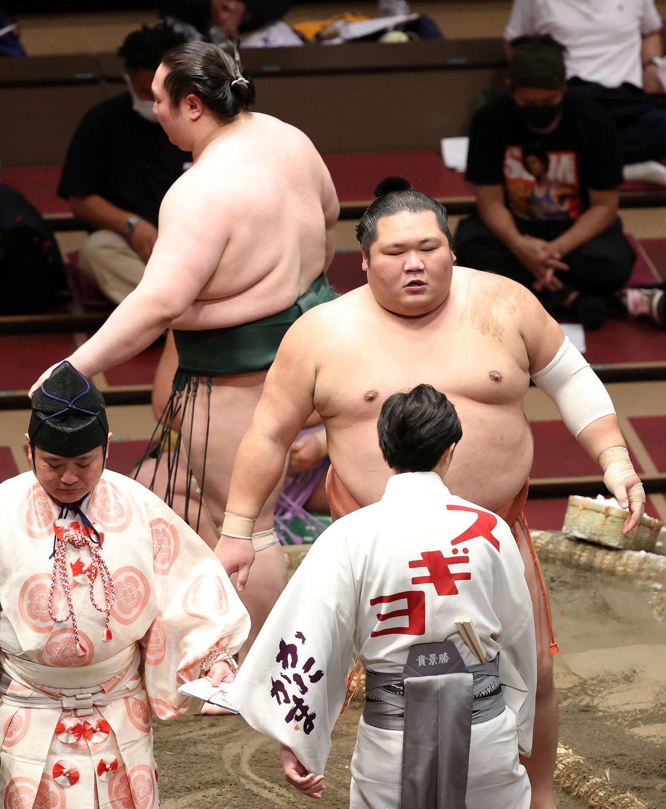 白鷹山（左）を寄り切りで破った千代大龍（撮影・鈴木正人）