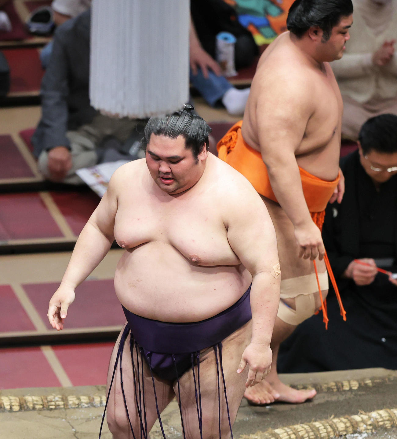 志摩ノ海（右）を寄り切りで破る大奄美（撮影・河田真司）