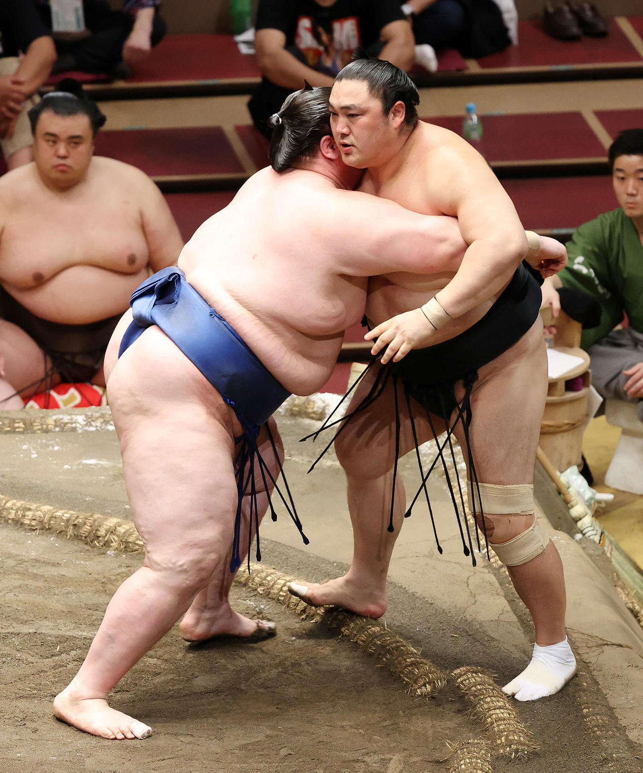 隠岐の海（右）を寄り切りで破る逸ノ城（撮影・鈴木正人）