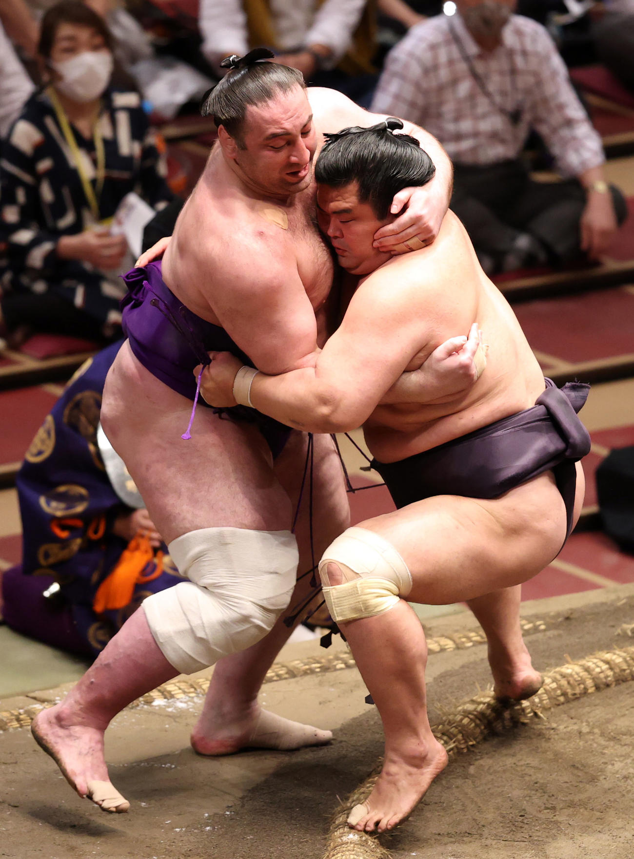 栃ノ心（左）を寄り切りで破る妙義龍（撮影・狩俣裕三）