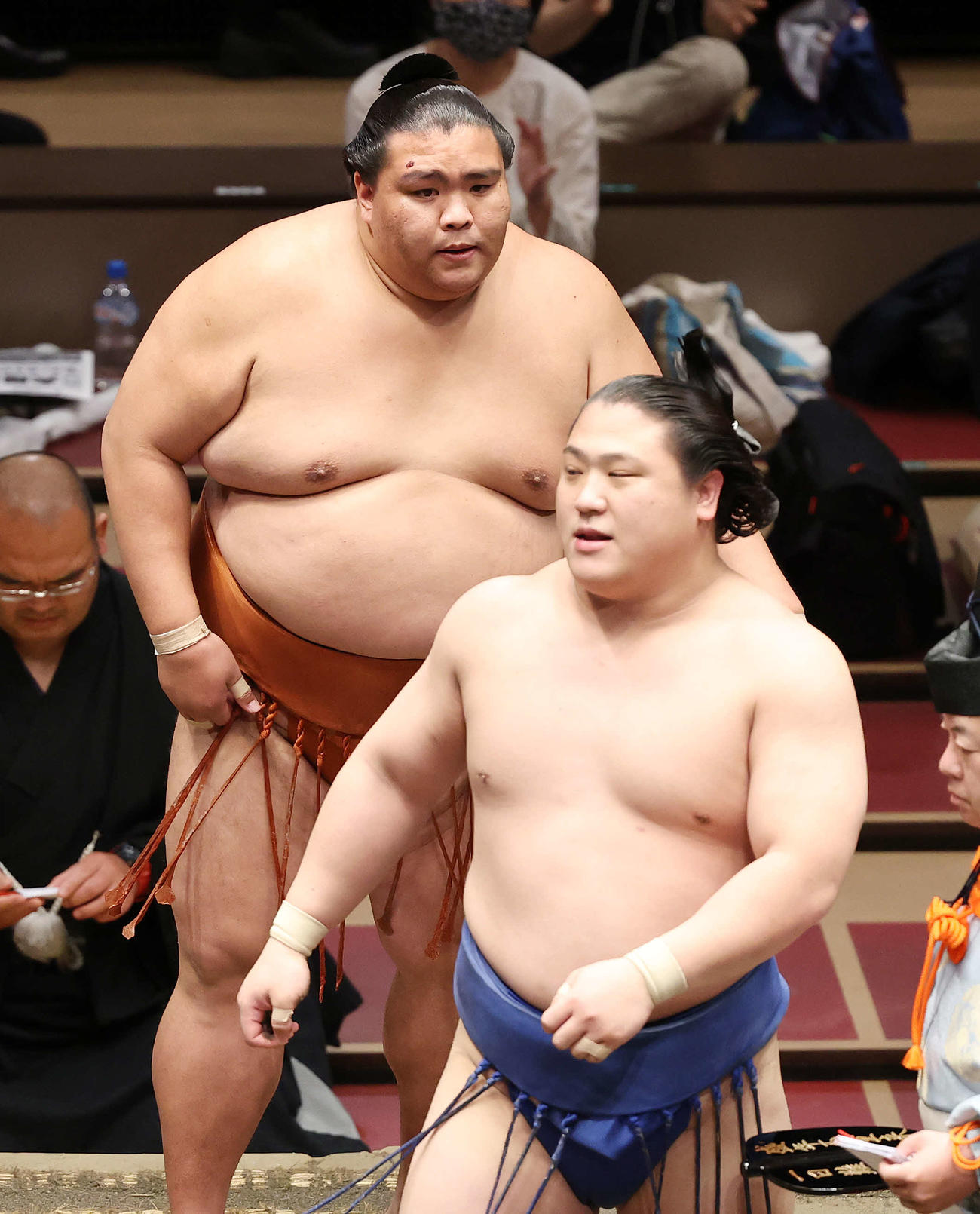 若隆景（手前）を上手投げで破った御嶽海（撮影・鈴木正人）