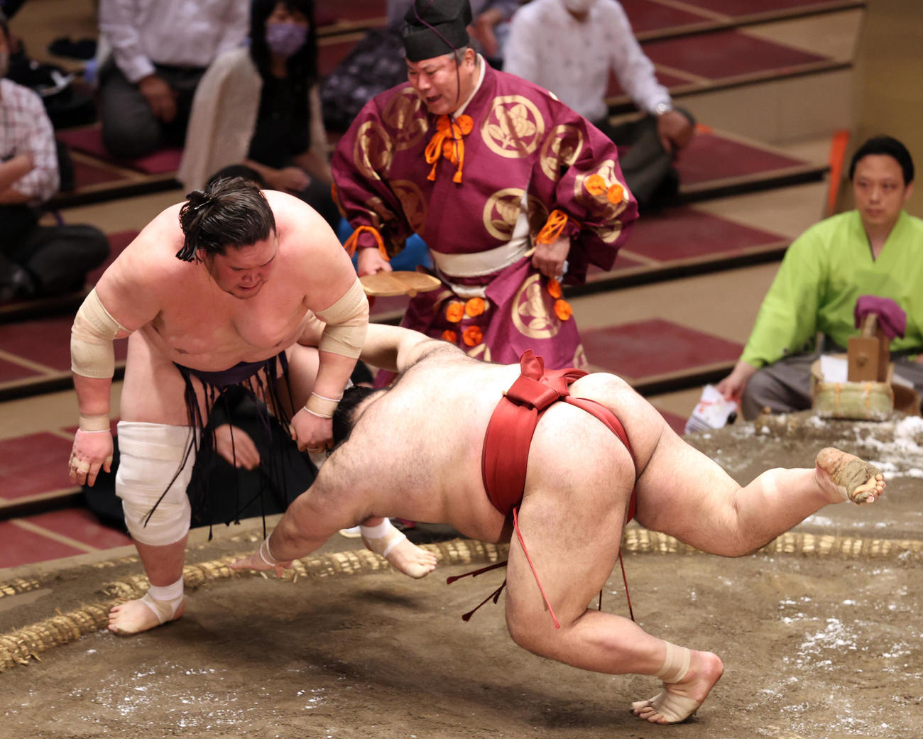 高安（右）をはたき込みで破る照ノ富士（撮影・狩俣裕三）