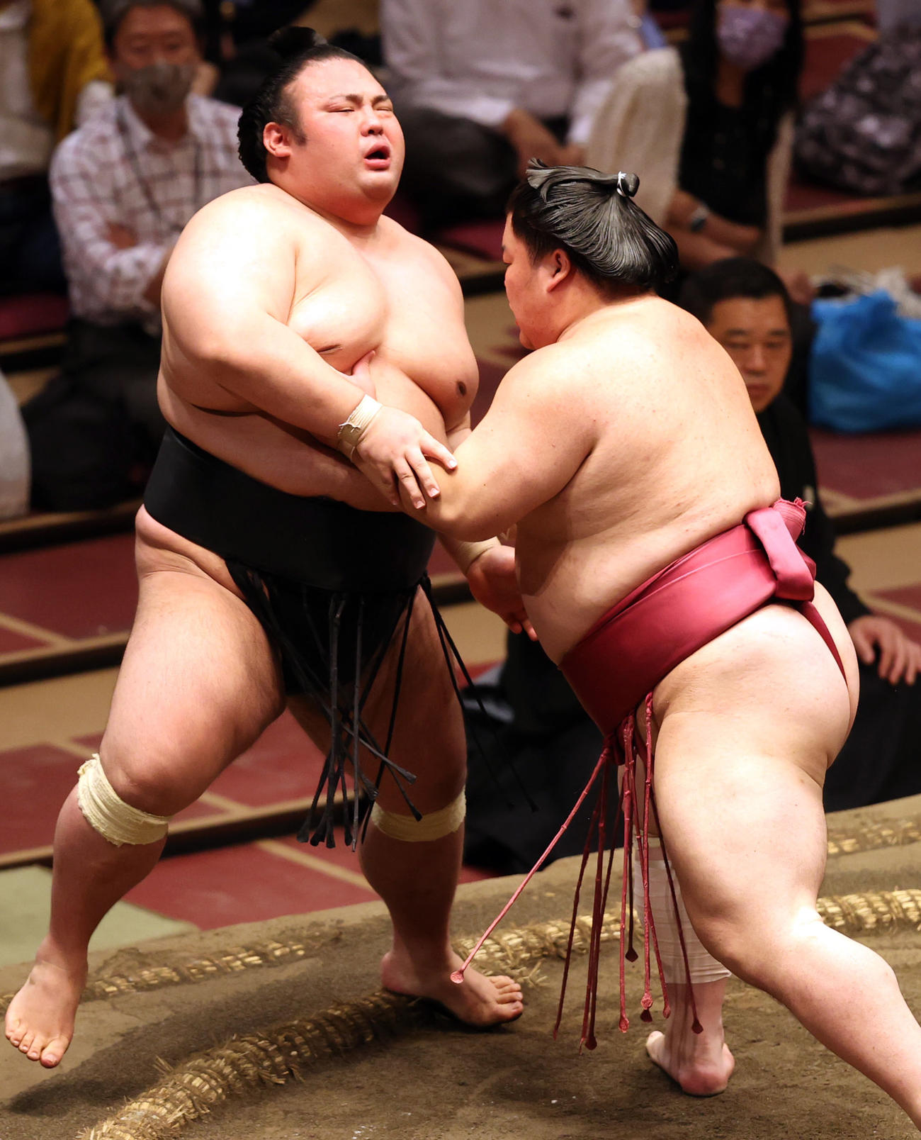 大栄翔（右）に押し出しで敗れ、悔しがる貴景勝（撮影・狩俣裕三）