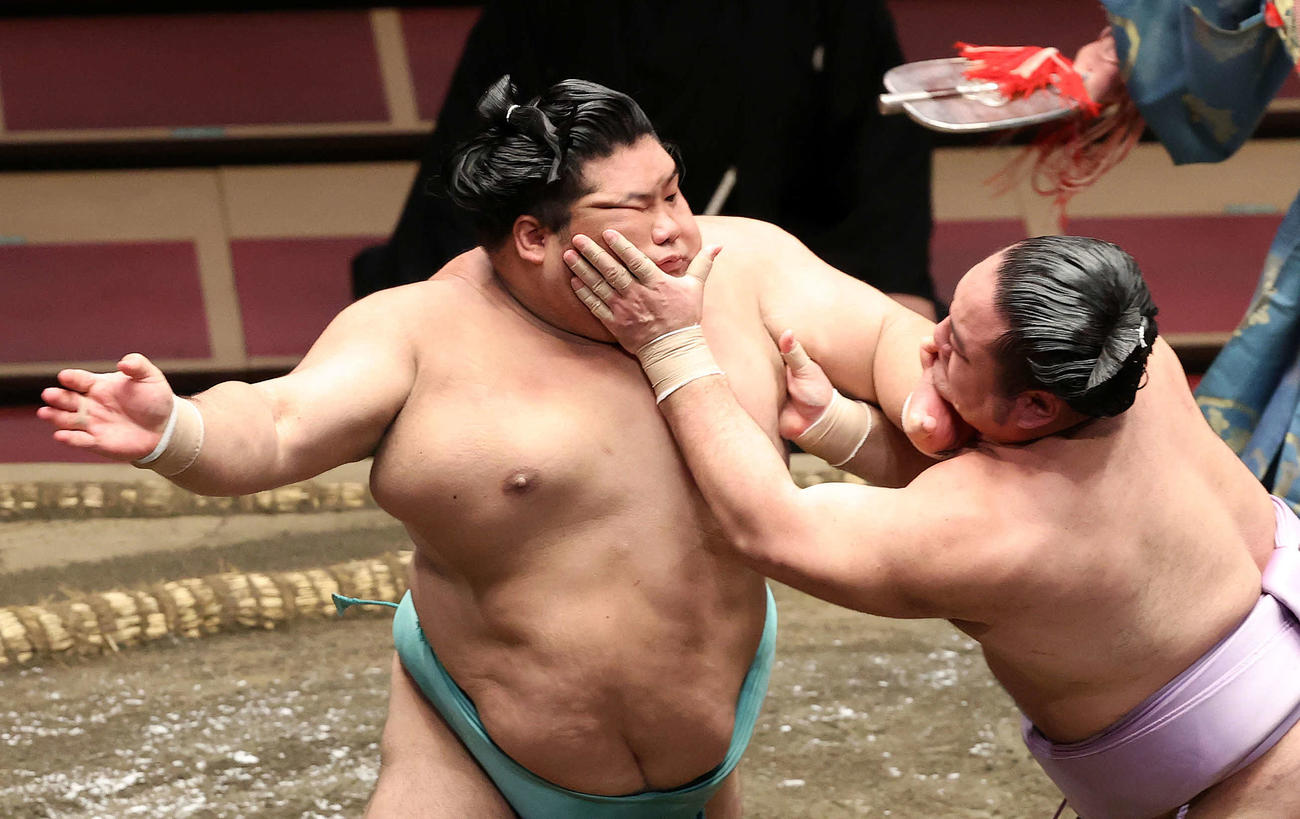 琴恵光（右）の攻めを耐える天空海（撮影・鈴木正人）