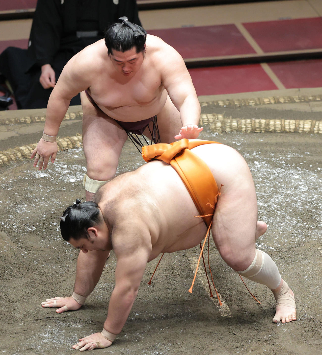 魁聖（手前）を引き落としで破る遠藤（撮影・河田真司）