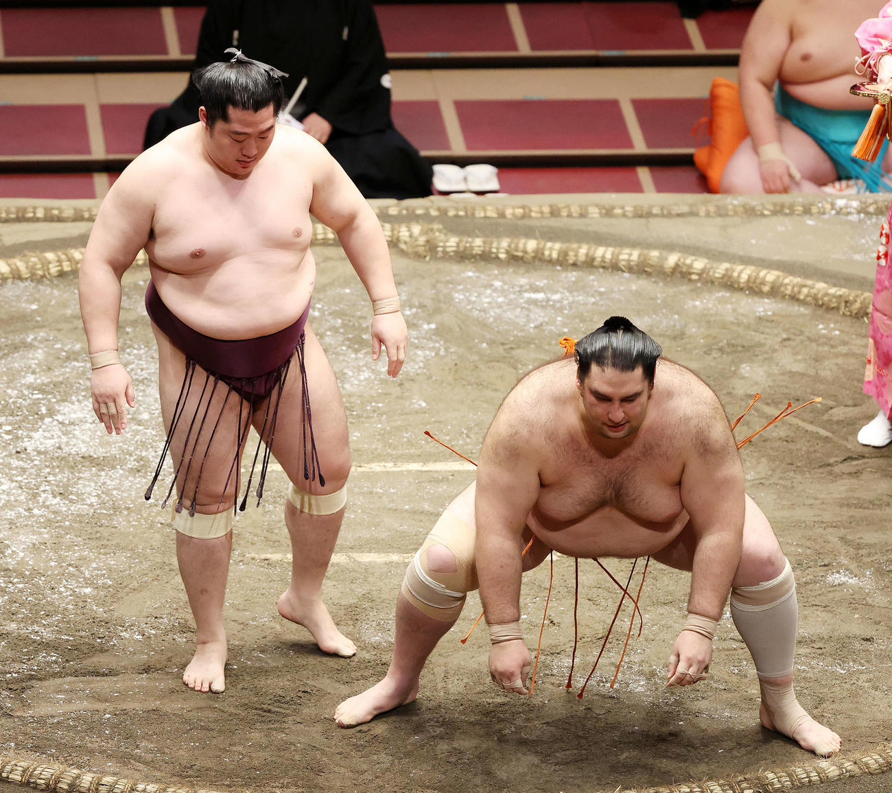 魁聖（右）を引き落としで破った遠藤（撮影・鈴木正人）