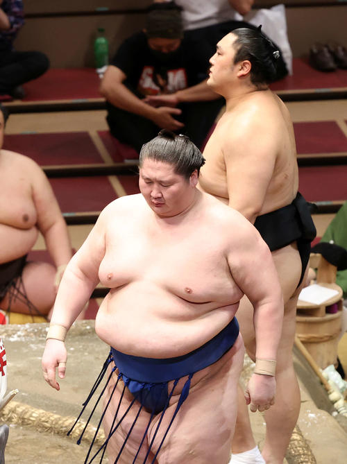 隠岐の海（後方）を寄り切りで破った逸ノ城（撮影・鈴木正人）