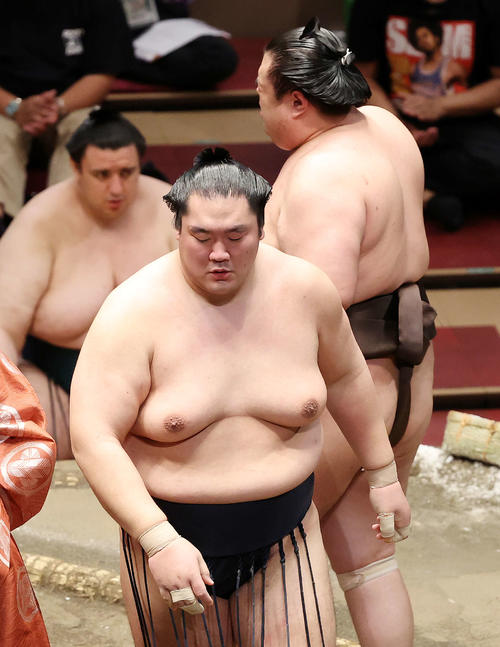 英乃海（後方）を寄り切りで破った輝（撮影・鈴木正人）