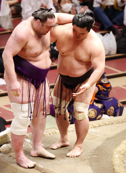 妙義龍（右）に寄り切りで敗れ、右足を痛めた様子の栃ノ心（撮影・狩俣裕三）