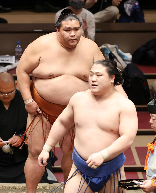 若隆景（手前）を上手投げで破った御嶽海（撮影・鈴木正人）