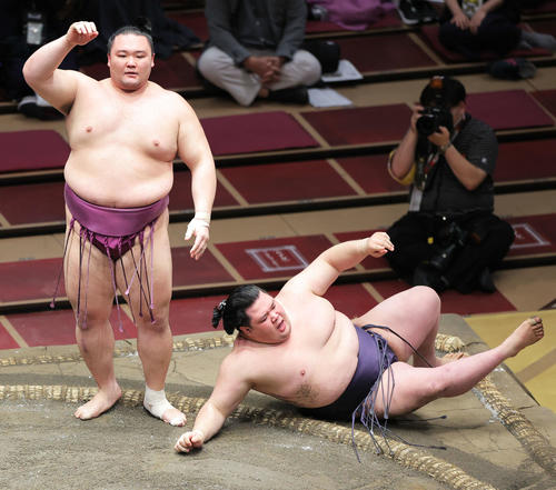 阿武咲（右）を小手投げで破った朝乃山（撮影・河田真司）