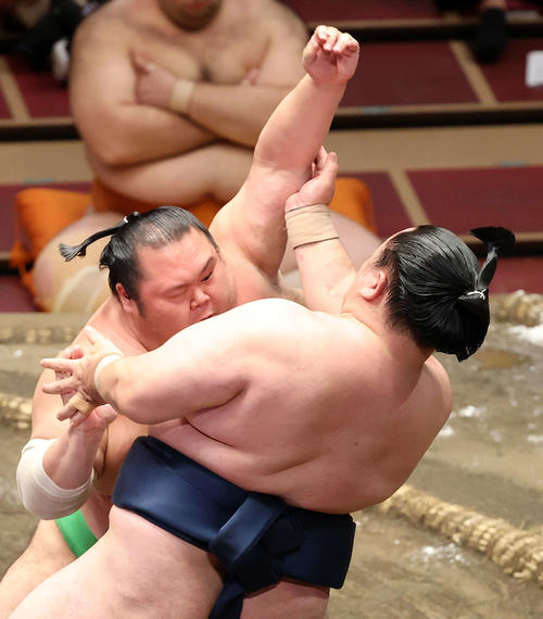 玉鷲（手前）を攻める千代丸（撮影・鈴木正人）