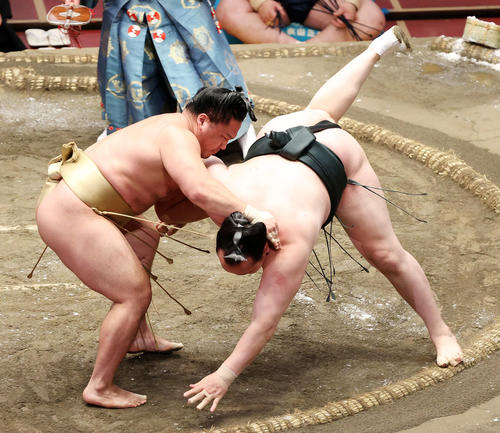 千代翔馬（右）を下手出し投げで破る石浦（撮影・鈴木正人）