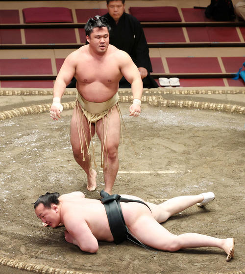 千代翔馬（下）を下手出し投げで破る石浦（撮影・鈴木正人）