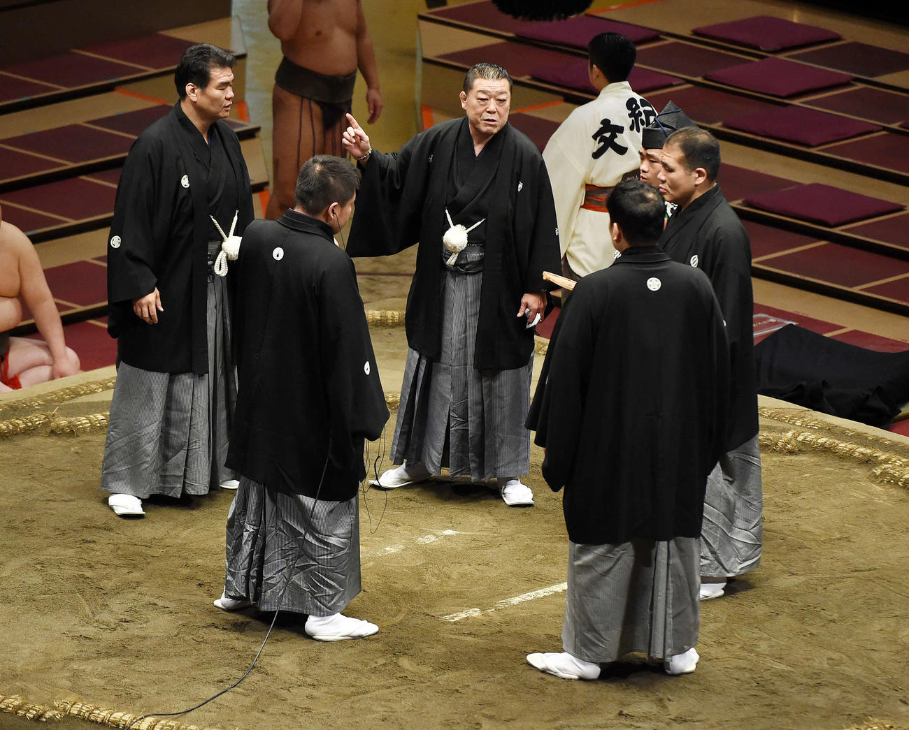 武士と安西との一番で物言いが付き協議する審判団（撮影・鈴木正人）