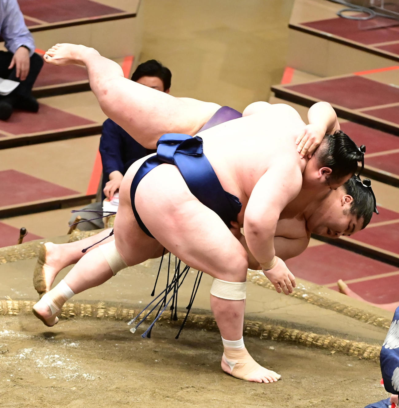 宝富士（手前）はすくい投げで大奄美を破る（撮影・小沢裕）