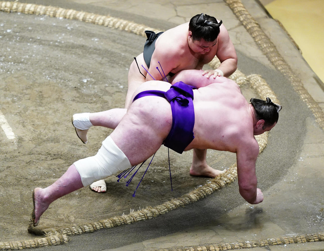 栃ノ心（右）を上手出し投げで破る霧馬山（撮影・菅敏）