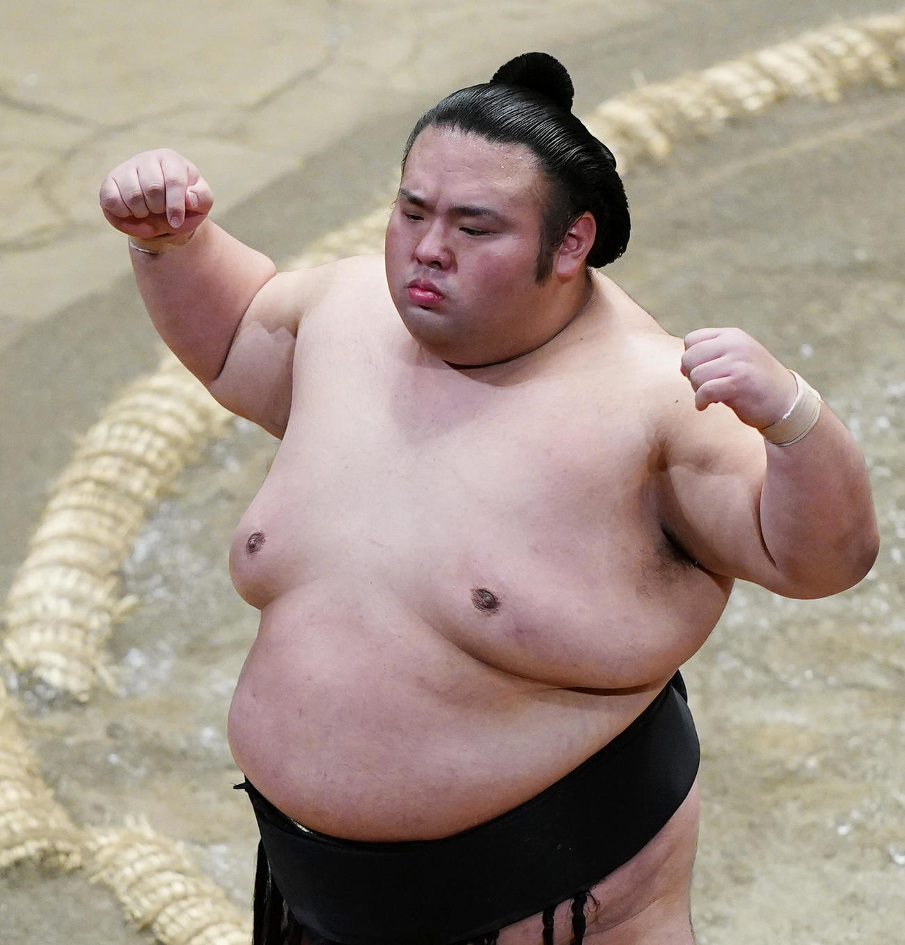 高安との取り組みを前に気合を入れる貴景勝（撮影・菅敏）