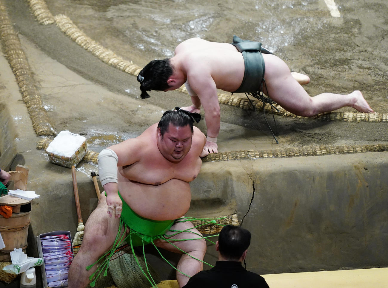 千代丸（手前）を寄り切りで破る炎鵬（撮影・菅敏）