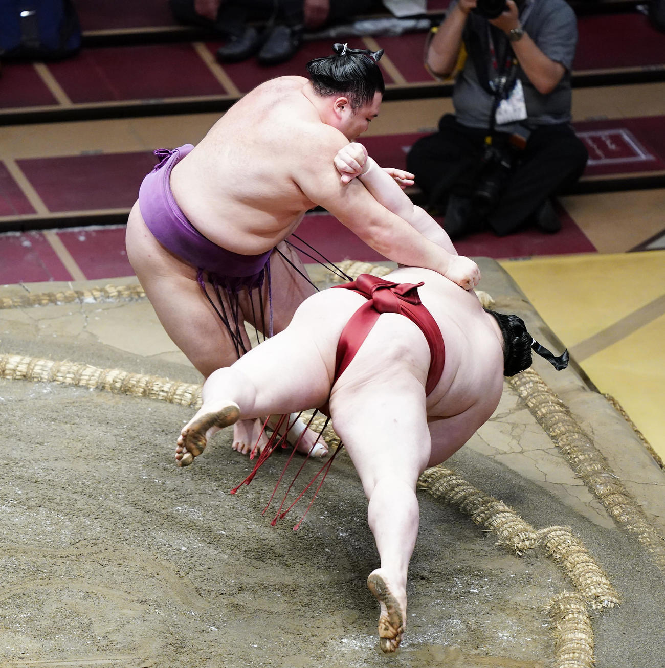 隆の勝（右）をすくい投げで破る朝乃山（撮影・菅敏）