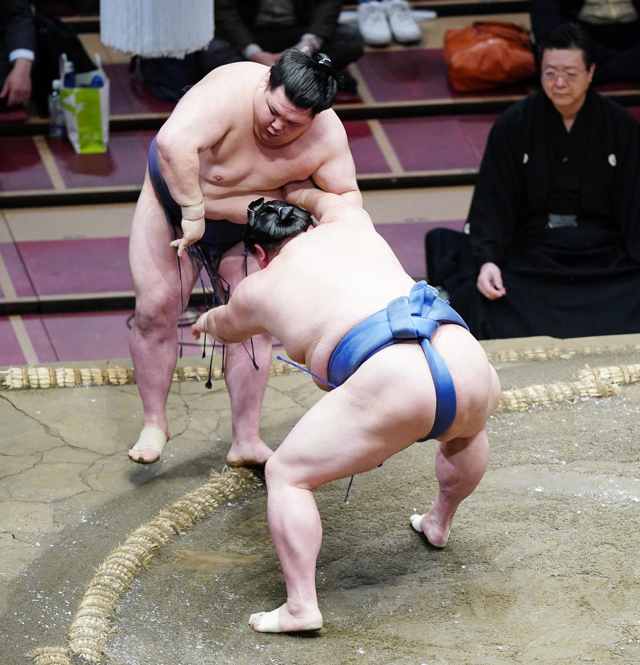 阿武咲（左）を押し出しで破る正代（撮影・菅敏）