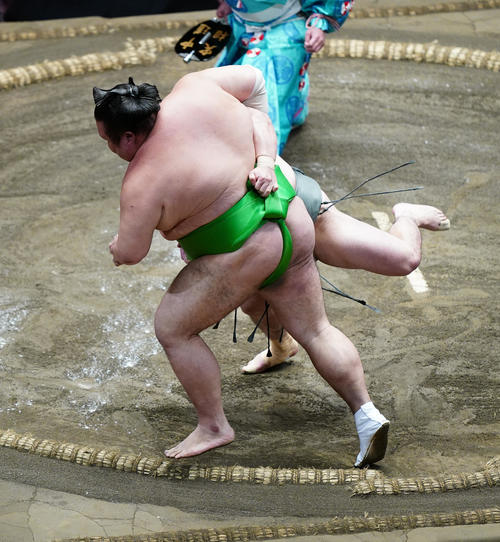 千代丸（手前）を寄り切りで破る炎鵬（撮影・菅敏）