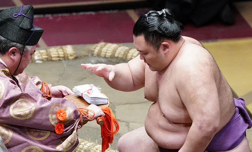 隆の勝をすくい投げで破り、懸賞金を受け取る朝乃山（撮影・菅敏）