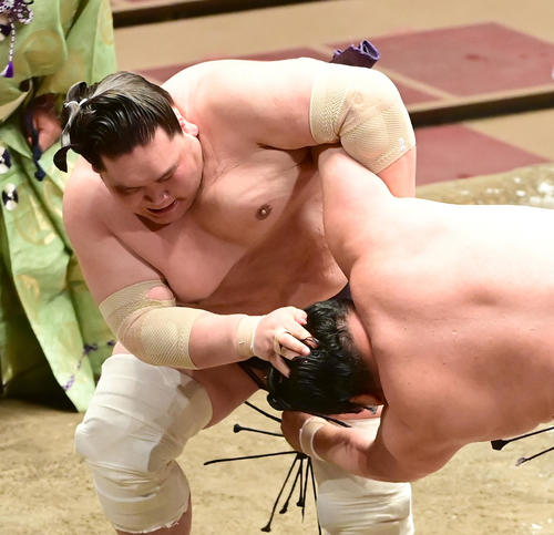 照ノ富士は妙義龍（右）のまげをつかんだとして反則負けとなる（撮影・小沢裕）