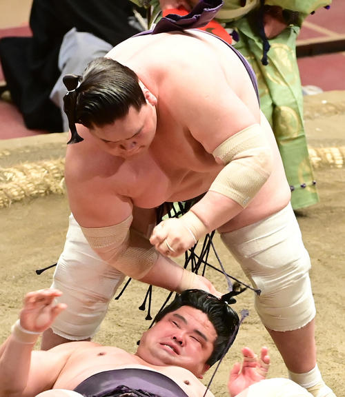 照ノ富士は妙義龍（下）のまげをつかんだとして反則負けとなる（撮影・小沢裕）