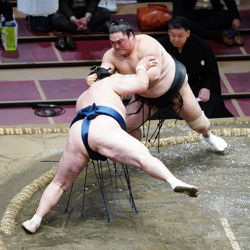 玉鷲（左）を引き落としで破る隠岐の海（撮影・菅敏）