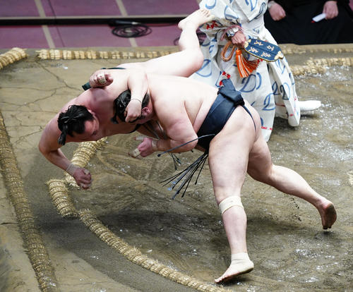 千代翔馬（左）を寄り倒しで破る輝（撮影・菅敏）
