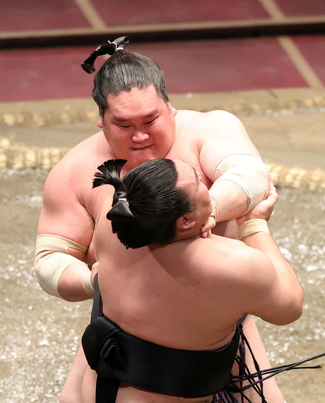 霧馬山（手前）を激しく攻める照ノ富士（撮影・鈴木正人）