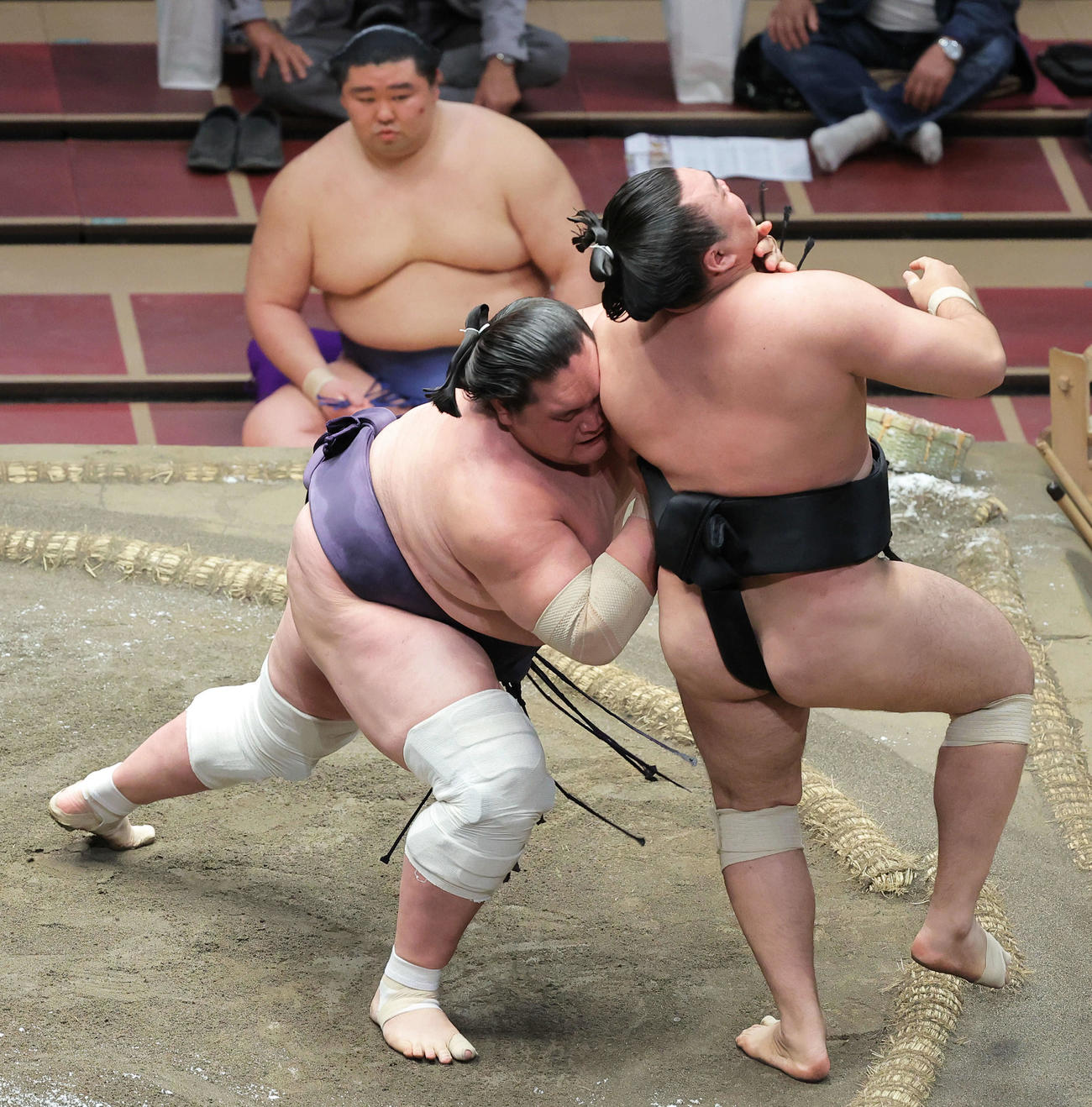 霧馬山（右）を土俵際に追い込む照ノ富士。土俵下は正代（撮影・河田真司）