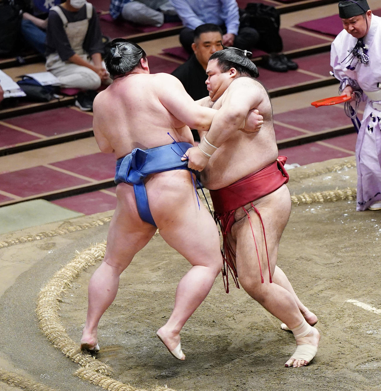 正代（左）を寄り切りで破る高安（撮影・菅敏）