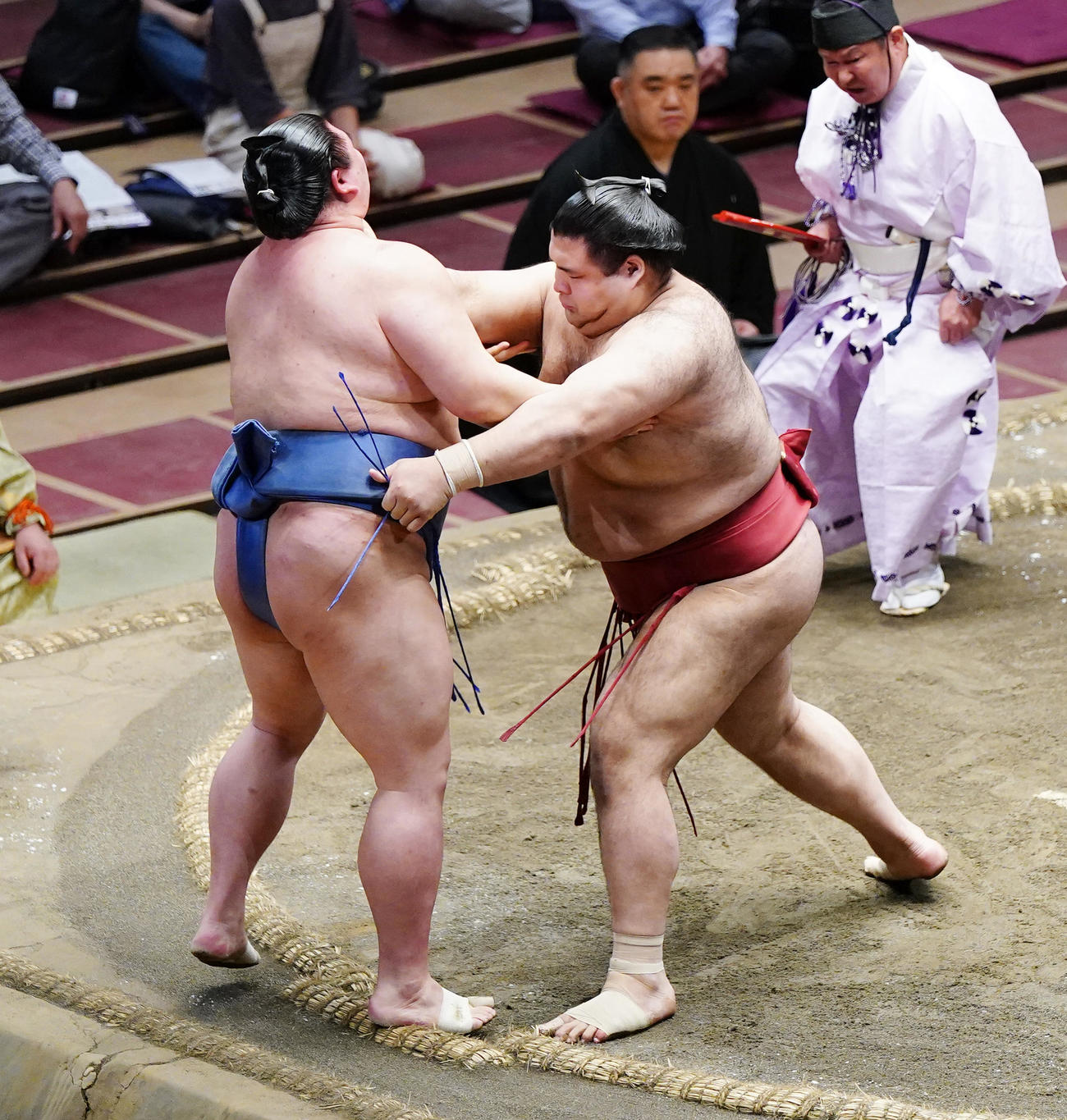 正代（左）を寄り切りで破る高安（撮影・菅敏）