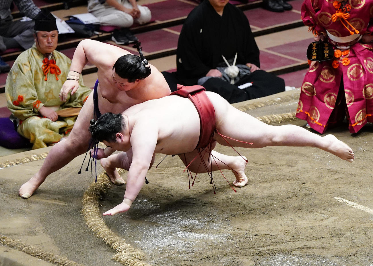 明生（左）を突き出しで破る隆の勝（撮影・菅敏）