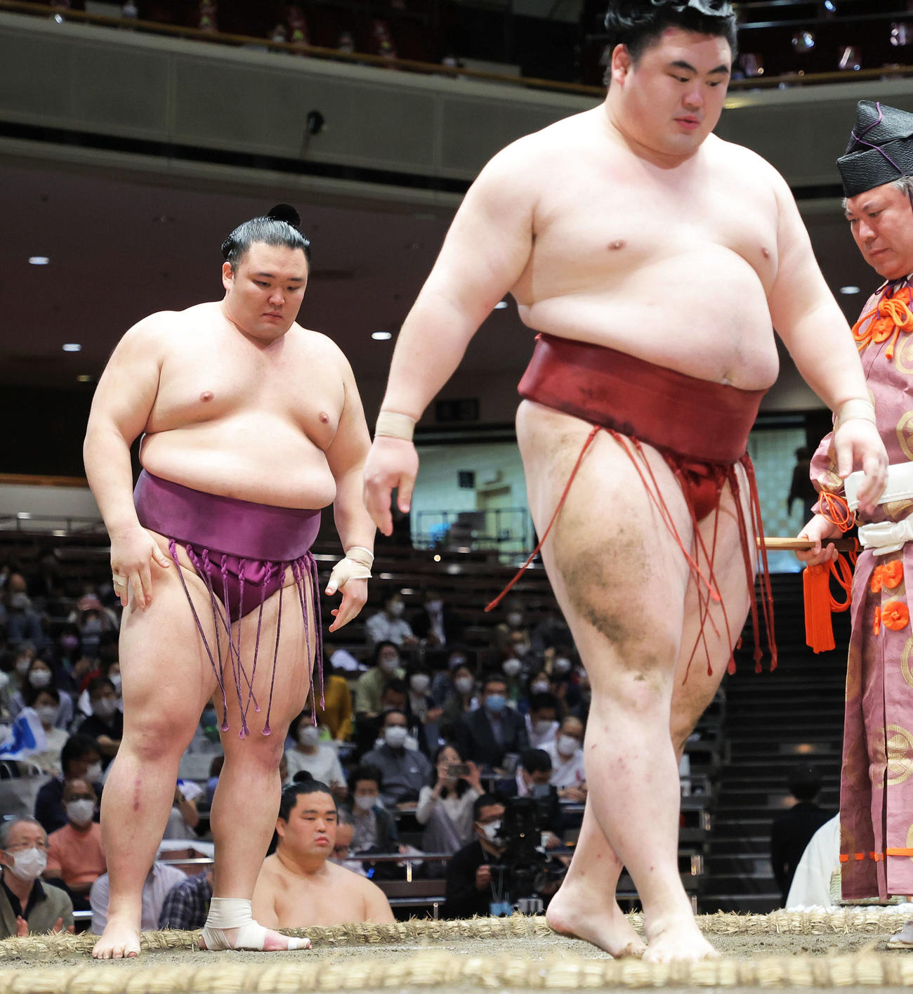 隆の勝（右）をすくい投げで破った朝乃山（撮影・河田真司）
