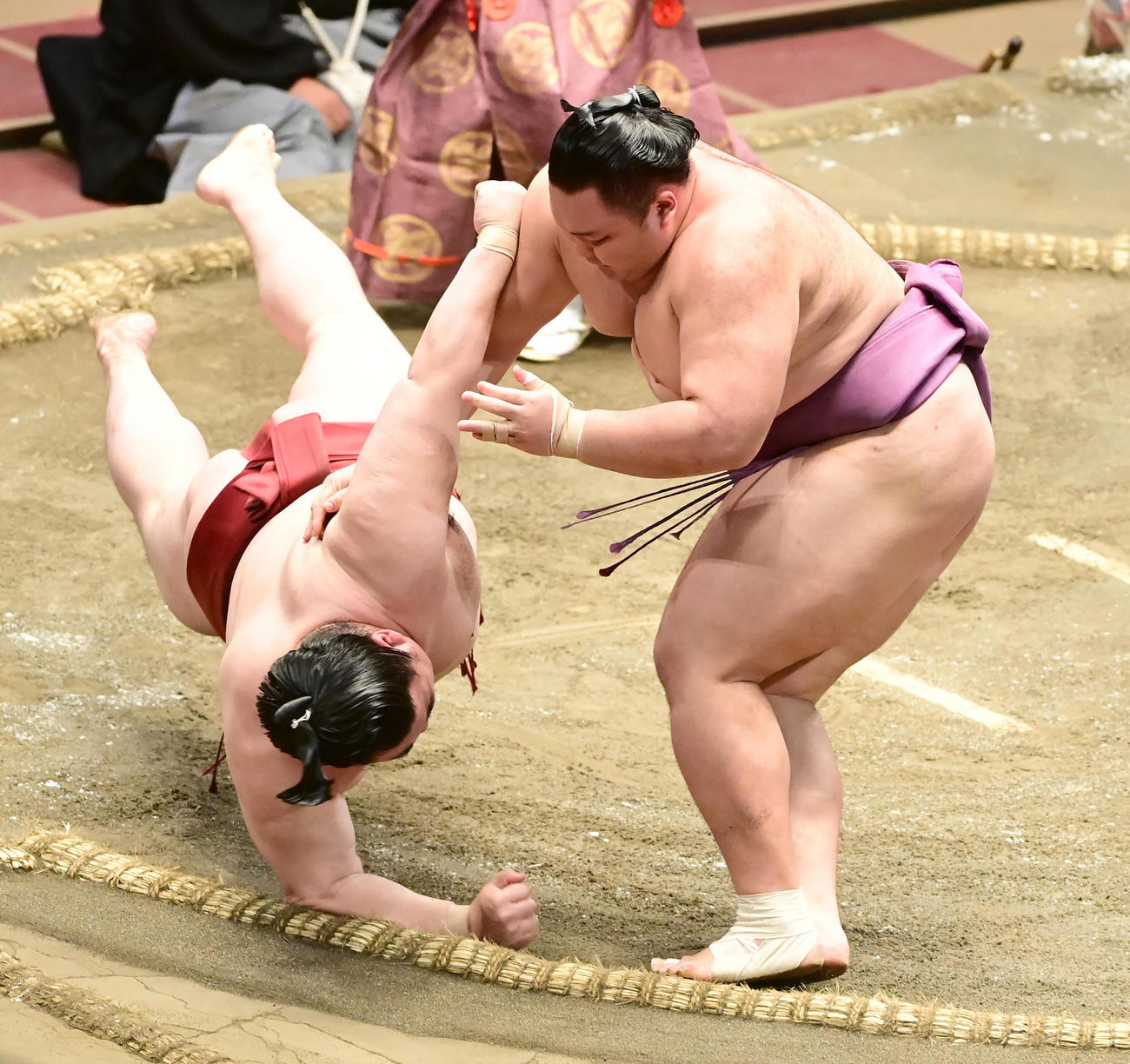 朝乃山（右）は隆の勝をすくい投げで破る（撮影・小沢裕）