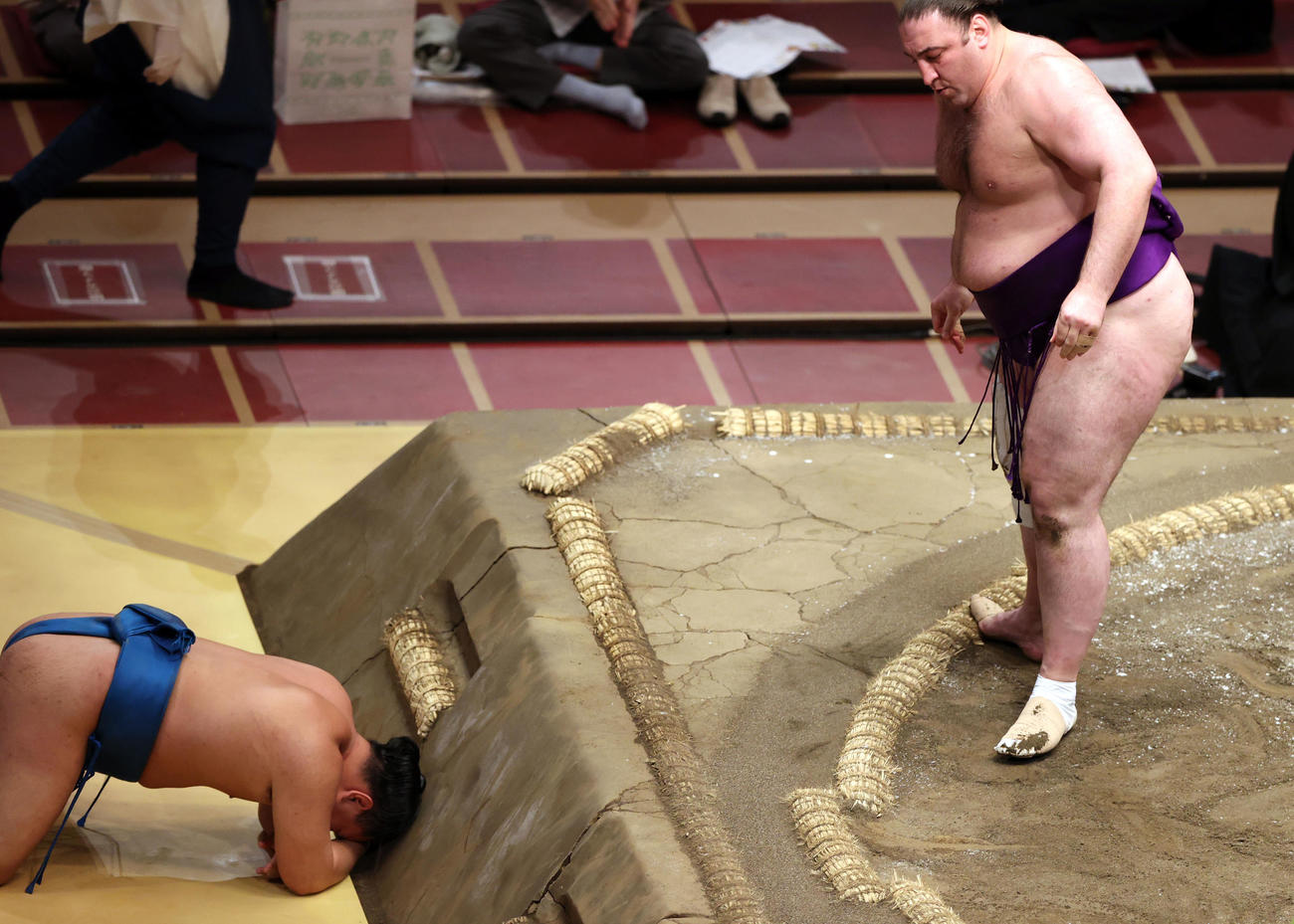 栃ノ心（右）に寄り倒しで敗れた際に頭から落ち、しばらく土俵にうつぶせになる豊昇龍（撮影・狩俣裕三）