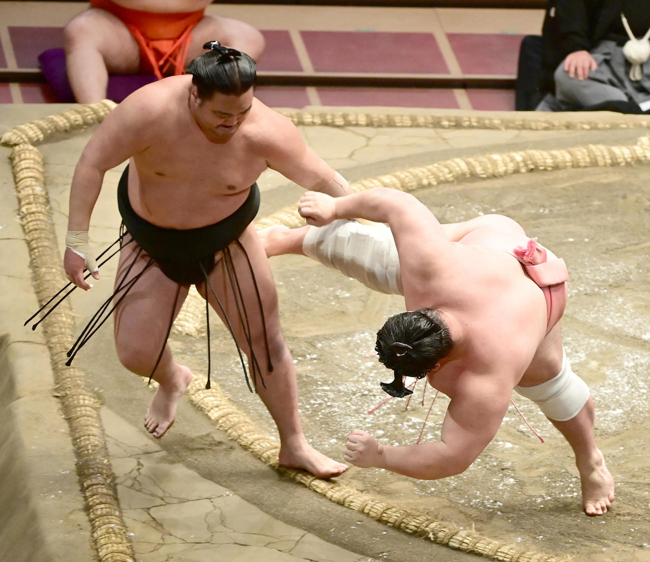 宇良（右）は押し出しで千代の海を破る（撮影・小沢裕）