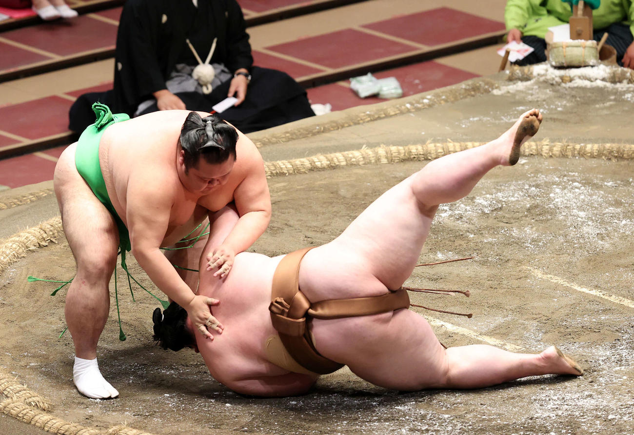 剣翔（右）を突き落としで破る千代丸（撮影・鈴木正人）
