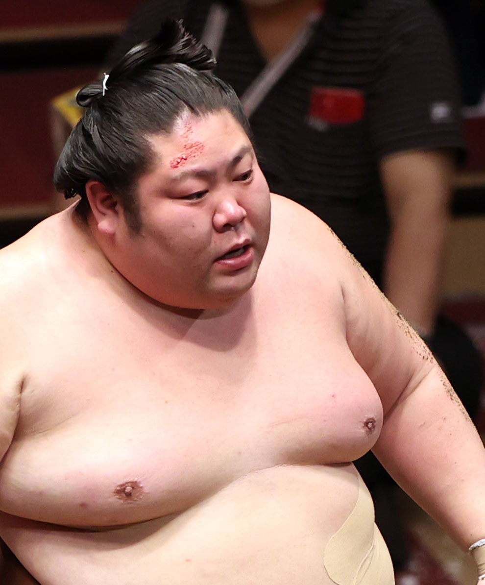 千代丸に突き落としで敗れ、おでこを出血する剣翔（撮影・狩俣裕三）